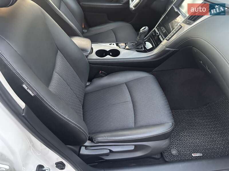 Седан Infiniti Q50 2019 в Краснограді