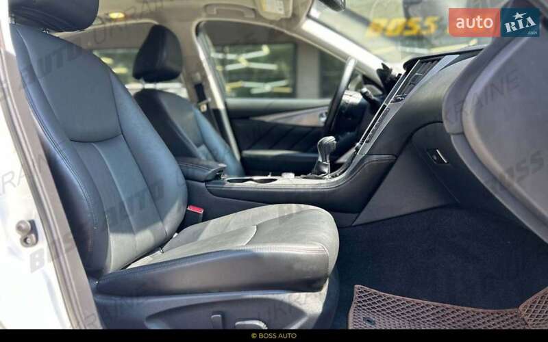 Седан Infiniti Q50 2016 в Новодністровську