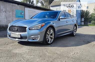 Седан Infiniti Q70 2015 в Залещиках