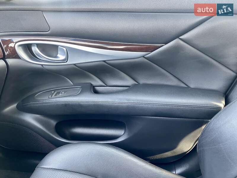 Седан Infiniti Q70 2016 в Днепре