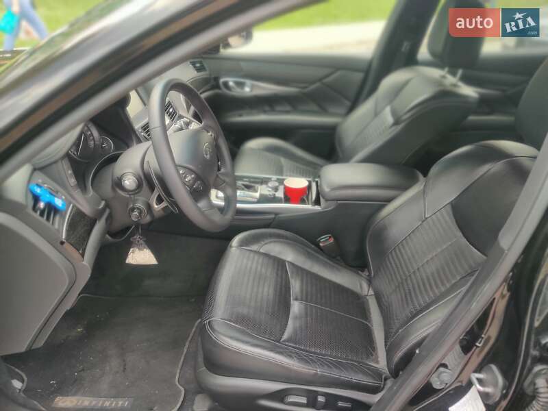 Седан Infiniti Q70 2015 в Львові