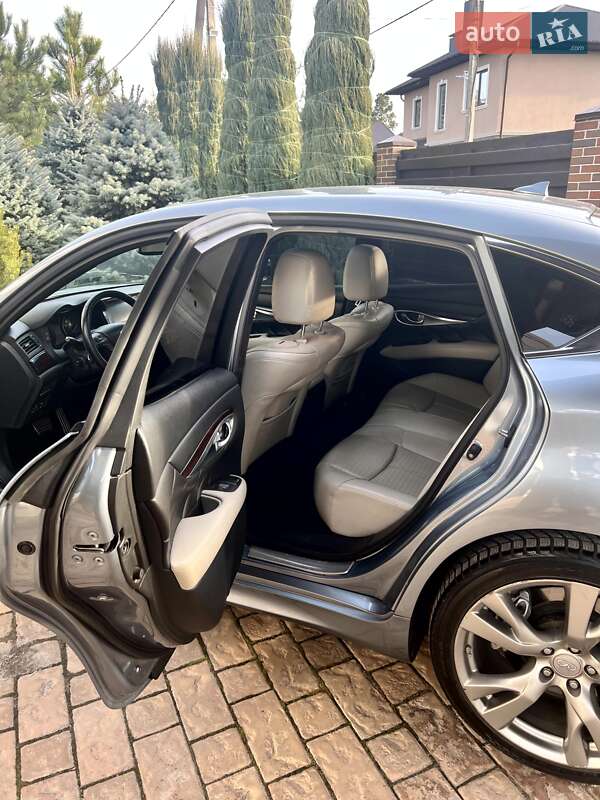 Седан Infiniti Q70 2015 в Дніпрі