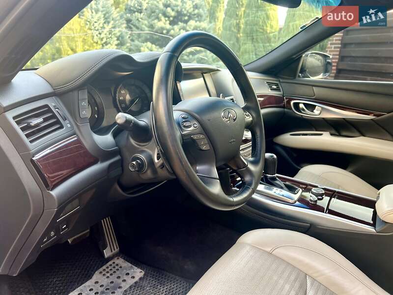 Седан Infiniti Q70 2015 в Дніпрі