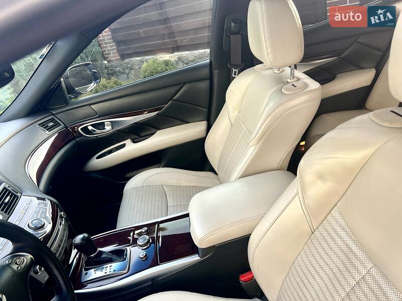 Седан Infiniti Q70 2015 в Дніпрі