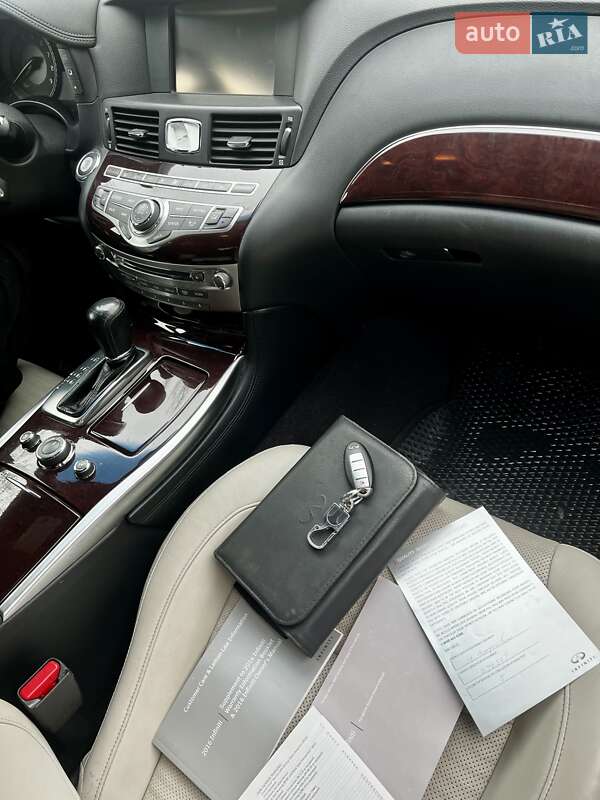 Седан Infiniti Q70 2015 в Дніпрі