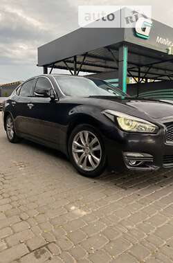 Седан Infiniti Q70 2016 в Коростене