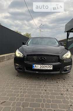 Седан Infiniti Q70 2016 в Коростене