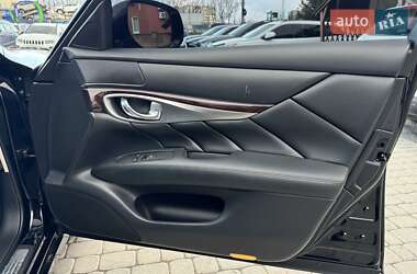 Седан Infiniti Q70 2017 в 