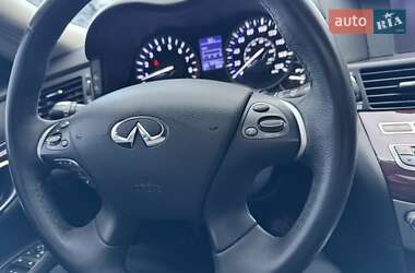 Седан Infiniti Q70 2017 в 