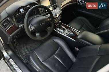 Седан Infiniti Q70 2015 в 