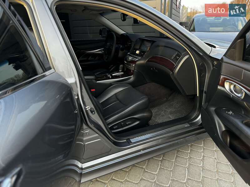Седан Infiniti Q70 2015 в Виннице