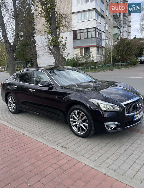 Седан Infiniti Q70 2015 в Могилів-Подільському