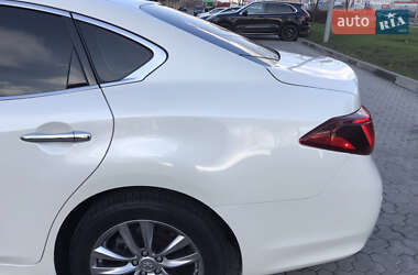 Седан Infiniti Q70 2016 в 