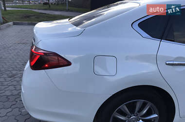 Седан Infiniti Q70 2016 в 