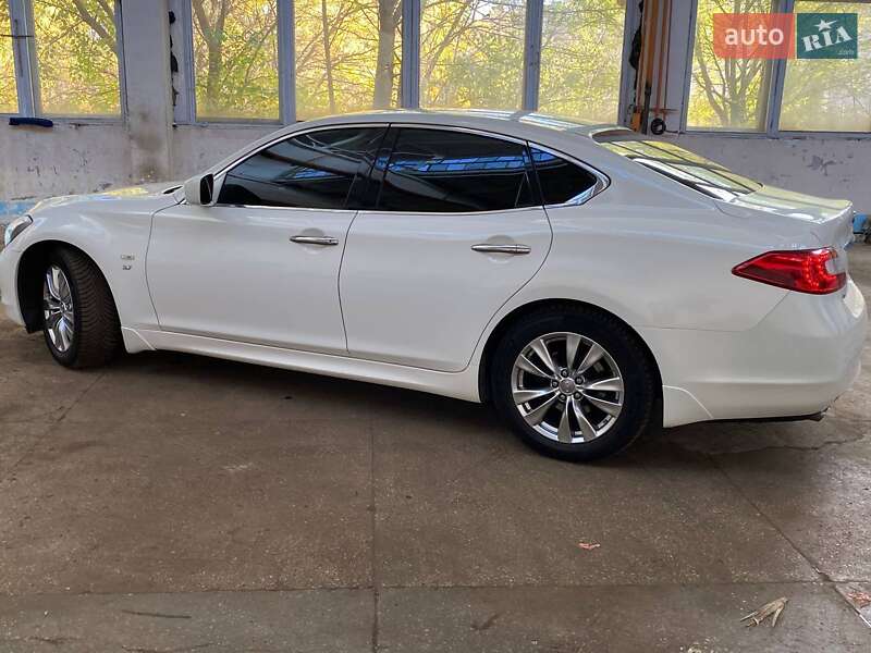 Седан Infiniti Q70 2015 в Чернигове