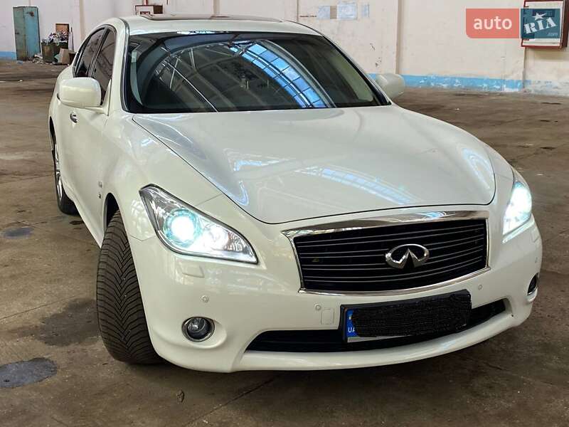 Седан Infiniti Q70 2015 в Чернигове