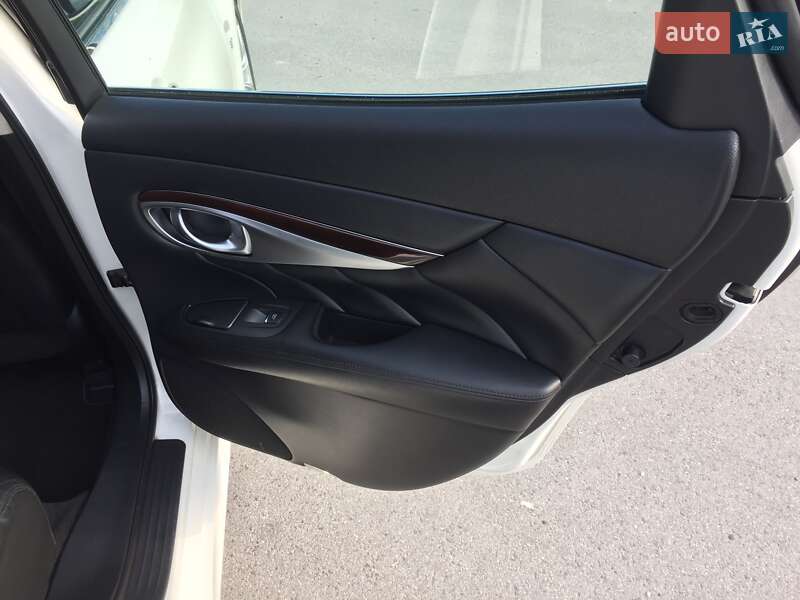 Седан Infiniti Q70 2015 в Чернигове