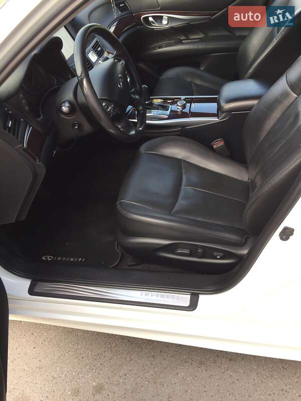 Седан Infiniti Q70 2015 в Чернигове