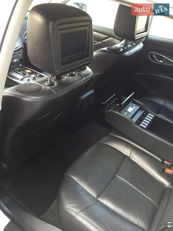 Седан Infiniti Q70 2015 в Чернигове