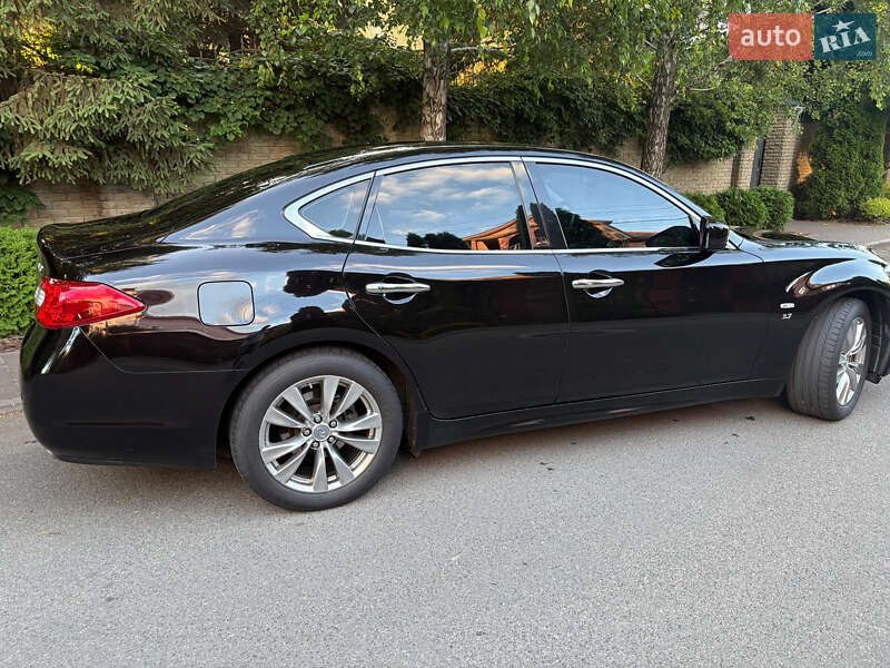 Седан Infiniti Q70 2013 в Софіївській Борщагівці