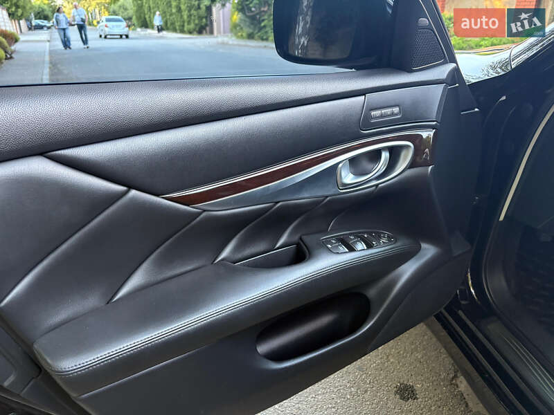 Седан Infiniti Q70 2013 в Софіївській Борщагівці