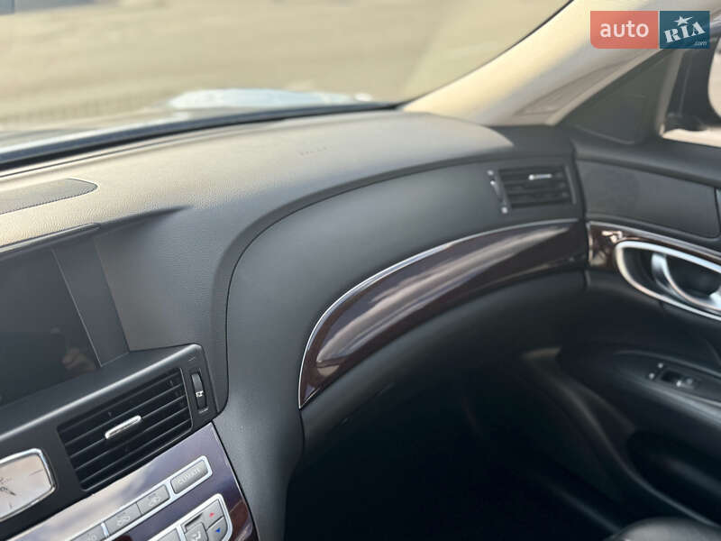 Седан Infiniti Q70 2015 в Києві