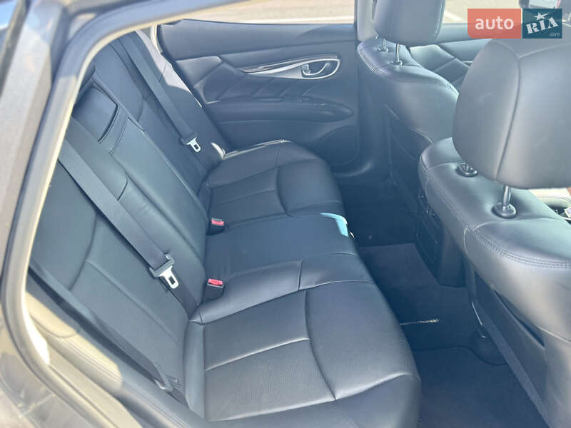 Седан Infiniti Q70 2015 в Києві