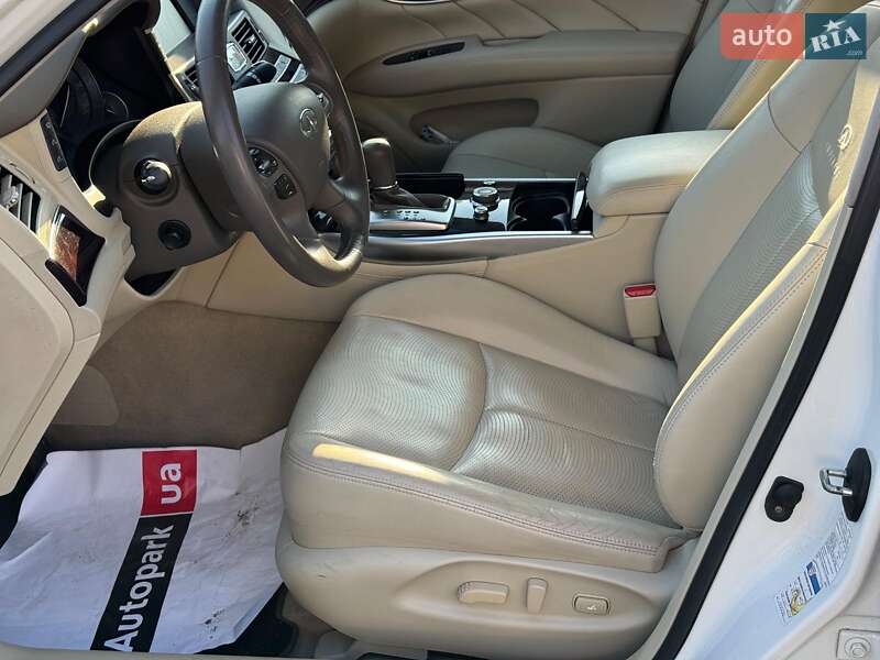 Седан Infiniti Q70 2013 в Вінниці