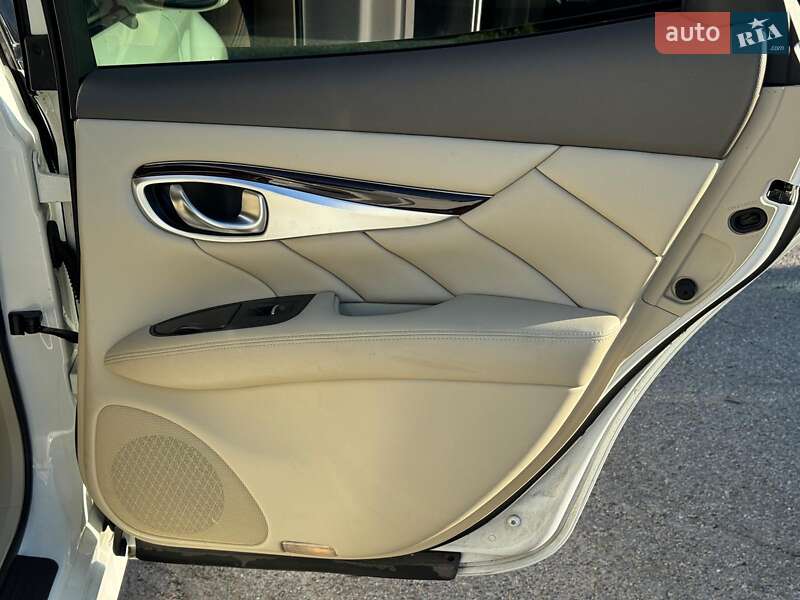 Седан Infiniti Q70 2013 в Вінниці