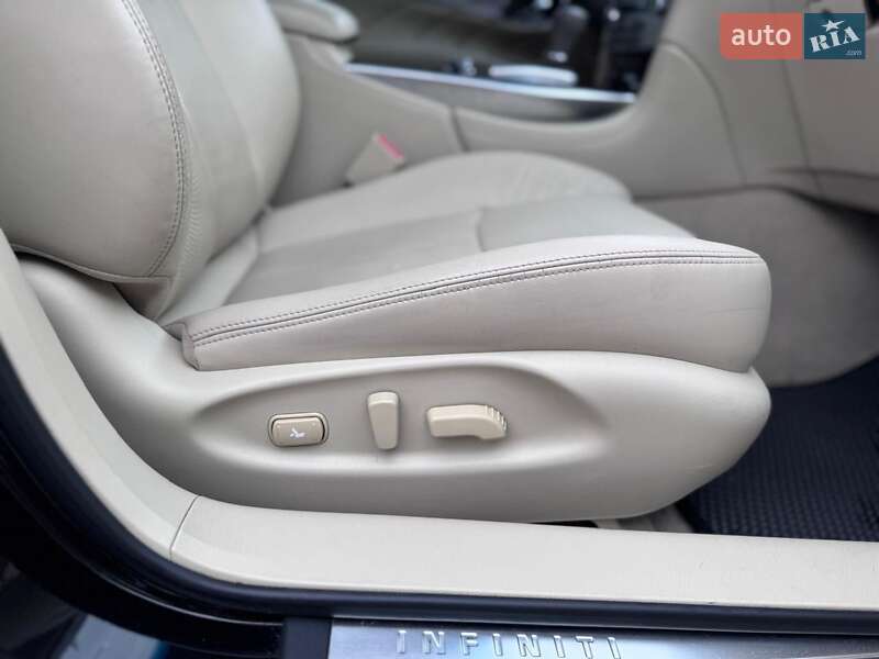 Седан Infiniti Q70 2013 в Києві