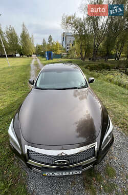 Седан Infiniti Q70 2017 в 