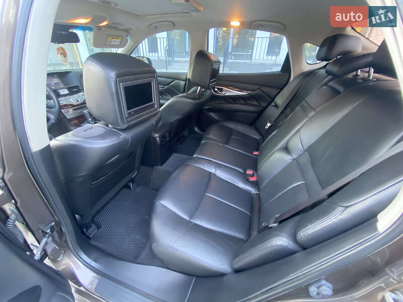 Седан Infiniti Q70 2015 в Вінниці