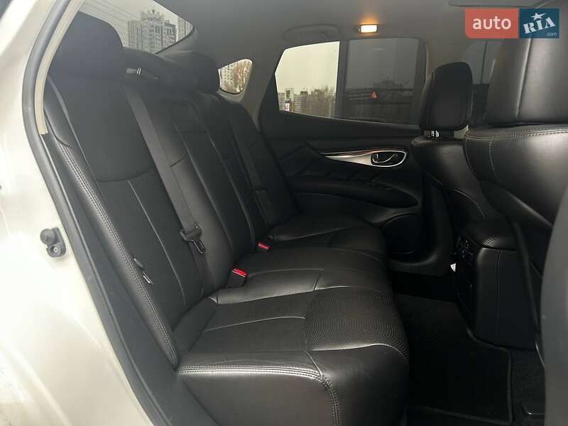 Седан Infiniti Q70 2016 в Киеве фото 10 Седан Infiniti Q70 2016 в Киеве