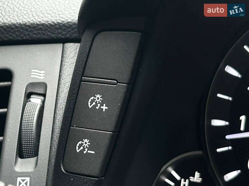 Седан Infiniti Q70 2016 в Киеве фото 18 Седан Infiniti Q70 2016 в Киеве