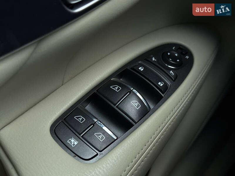 Седан Infiniti Q70 2015 в Киеве