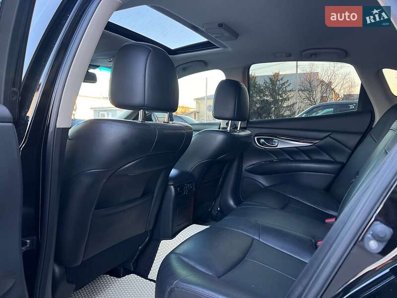 Седан Infiniti Q70 2016 в Івано-Франківську