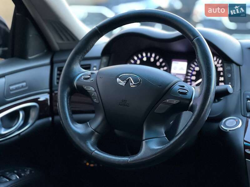 Седан Infiniti Q70 2016 в Івано-Франківську