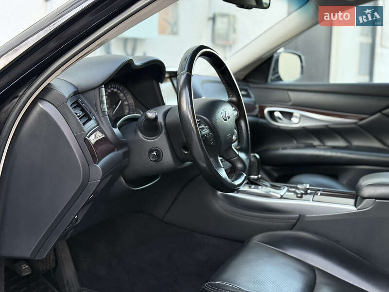 Седан Infiniti Q70 2015 в Могилев-Подольске