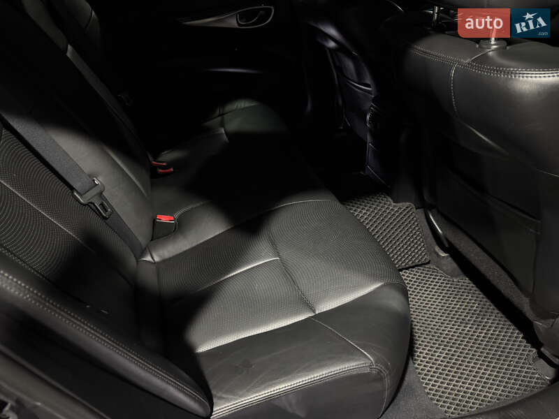 Седан Infiniti Q70 2015 в Одессе