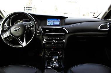 Позашляховик / Кросовер Infiniti QX30 2016 в 
