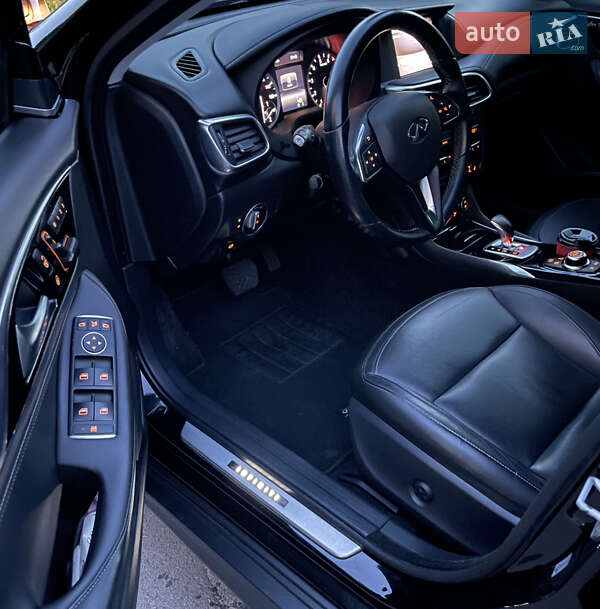 Внедорожник / Кроссовер Infiniti QX30 2016 в Красилове