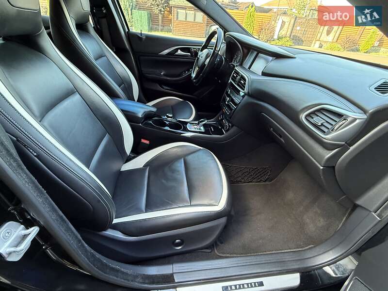 Внедорожник / Кроссовер Infiniti QX30 2016 в Киеве