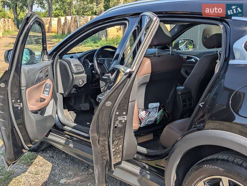 Внедорожник / Кроссовер Infiniti QX30 2016 в Ужгороде