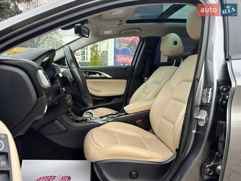 Позашляховик / Кросовер Infiniti QX30 2016 в Львові