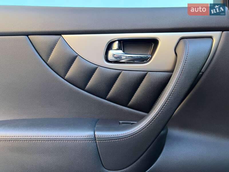 Внедорожник / Кроссовер Infiniti QX70 2016 в Киеве