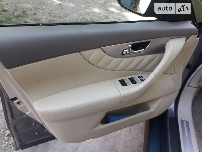 Внедорожник / Кроссовер Infiniti QX70 2015 в Запорожье