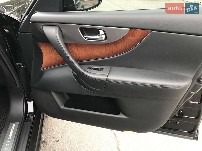 Внедорожник / Кроссовер Infiniti QX70 2013 в Петрове