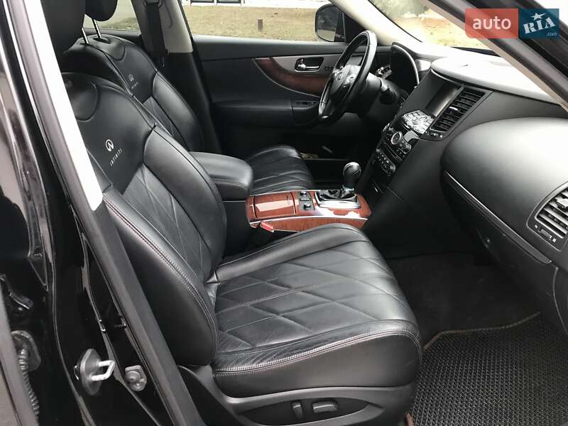 Внедорожник / Кроссовер Infiniti QX70 2013 в Петрове