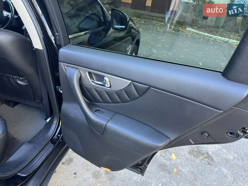 Позашляховик / Кросовер Infiniti QX70 2013 в Волочиську