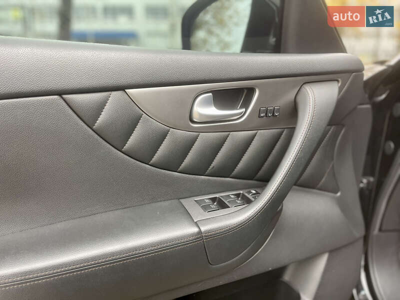 Позашляховик / Кросовер Infiniti QX70 2015 в Києві